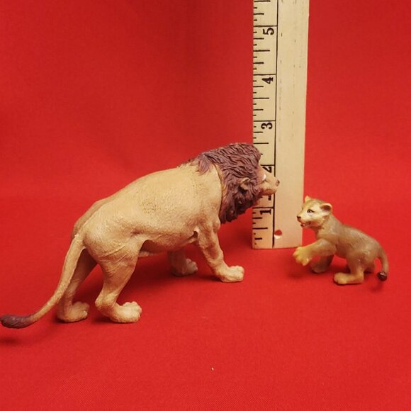 Vintage Schleich Lion and Lion Cub Toy Figurines - Picture 8 of 10